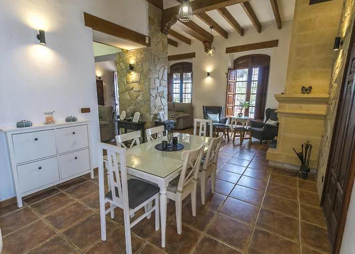 Villa Canovas - Leones *