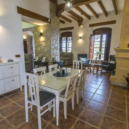 Villa Canovas - Leones *